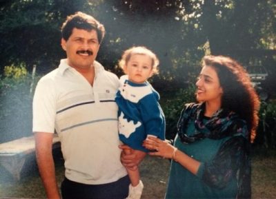 Parineeti Chopra Chi;dhood Pic with Parents 