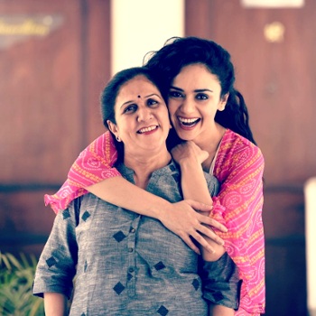 Amruta Khanvilker With Her Mother