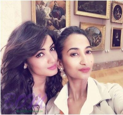 Sonal-Chauhan-With-Her-Sister