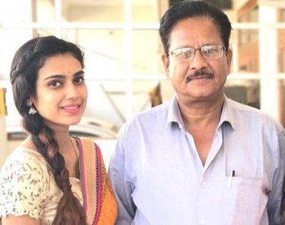 Aakanksha-Singh-with-her-father